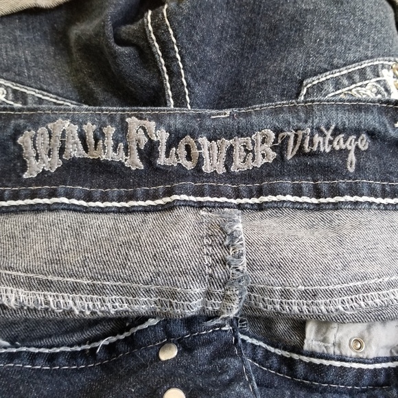 Wallflower Rhinestone Stretch Cuffed Jean Shorts Size‎ 7 Juniors - Picture 7 of 8